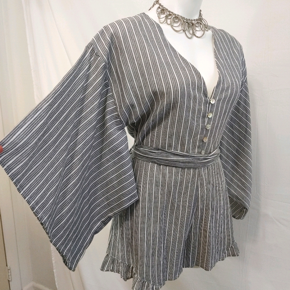 LATISTE romper jumpsuit w/ bat sleeves sz M